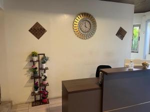 biuro z zegarem na ścianie i biurkiem w obiekcie Sky Suites East Legon w Akrze