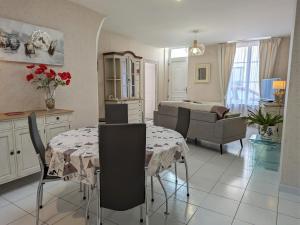een keuken en een woonkamer met een tafel en een bed bij Gîte Beaugency, 3 pièces, 2 personnes - FR-1-590-196 in Beaugency