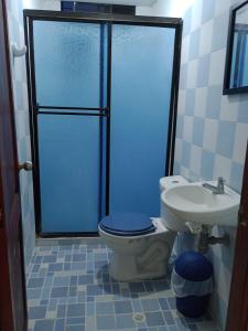 コベニャスにあるApartamentos Poseidonのバスルーム(シャワー、トイレ、シンク付)