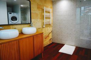 een badkamer met een wastafel en een wasmachine bij Lovely townhouse Bordeaux in Bordeaux