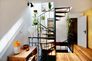 eine Wendeltreppe in einem Wohnzimmer mit Pflanzen in der Unterkunft Lovely townhouse Bordeaux in Bordeaux