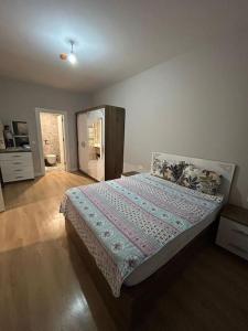 ein Schlafzimmer mit einem großen Bett in einem Zimmer in der Unterkunft 2+1في اسبارتا كولي in Avcılar