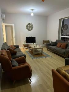 ein Wohnzimmer mit Sofas und einem Couchtisch in der Unterkunft 2+1في اسبارتا كولي in Avcılar