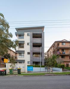 ein Apartmenthaus an der Straßenseite in der Unterkunft Cosy and Bright Studio Next to Westmead Hospital in Sydney