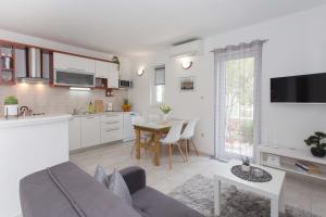 Dapur atau dapur kecil di Seaside family friendly house with a swimming pool Sevid, Trogir - 22724