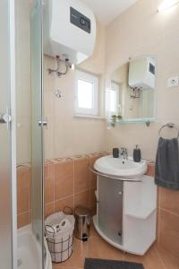Bilik mandi di Seaside family friendly house with a swimming pool Sevid, Trogir - 22724 +20 gambar