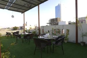 d'une terrasse sur le toit avec des tables et des chaises. dans l'établissement The Elet Signature Boutique Hotel, à Karachi