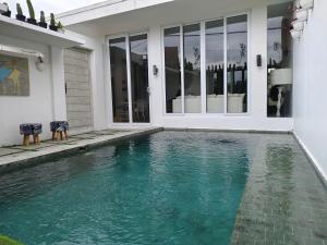 - une piscine en face d'une maison dans l'établissement Omahati Villa Brawa, à Dalung