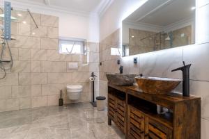 a bathroom with two sinks and a toilet at Heimathafen an der Eider in Karolinenkoog