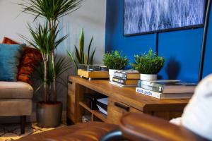 salon z doniczkami na drewnianym stole w obiekcie Cozy Urban Retreat in London w Londynie