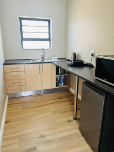 Η κουζίνα ή μικρή κουζίνα στο Corner House Accommodation +18 φωτογραφίες