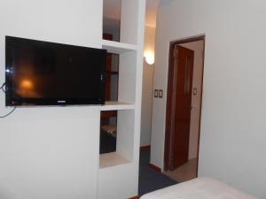 Zimmer mit einem Flachbild-TV an der Wand in der Unterkunft Hotel Monterrey in Termas de Río Hondo