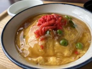 uma tigela de sopa com carne e vegetais em Hotel Alpha-One Yamaguchi Inter em Yamaguchi