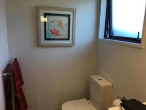 Ένα μπάνιο στο Cozy stylish studio Entry off Northburn road