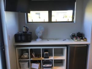 Η κουζίνα ή μικρή κουζίνα στο Cozy stylish studio Entry off Northburn road +3 φωτογραφίες