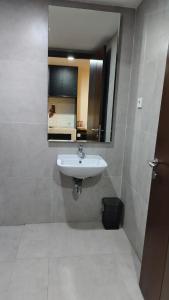 y baño con lavabo y espejo. en BAGUSROOM CHADSTONEPOLLUX, en Kedungg