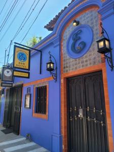 un edificio azul con una puerta y una señal en él en Estrellita's Bed & Breakfast en Ajijic