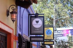 una señal para un café al lado de un edificio en Estrellita's Bed & Breakfast en Ajijic