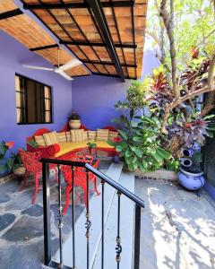 patio ze stołem, krzesłami i roślinami w obiekcie Estrellita's Bed & Breakfast w mieście Ajijic