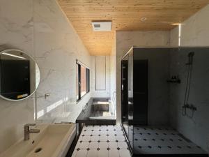O baie la Qilai Fenghe B&B
