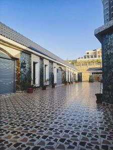 巴里朱拉希的住宿－فلل بيات الفيصل Bayat Al Faisal Villas，一座铺有瓷砖地板的建筑和一个庭院