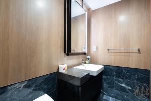 Ένα μπάνιο στο KN Holiday Apartment in Lumiere Riverside +46 φωτογραφίες