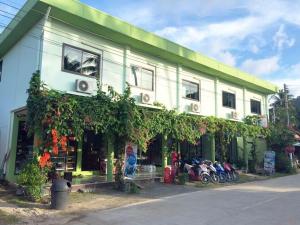 um edifício com motos estacionadas em frente em Maehaad Guesthouse em Mae Haad