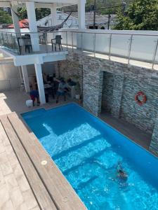 una gran piscina azul junto a un edificio en Hotel Las Gaviotas, en San Andrés
