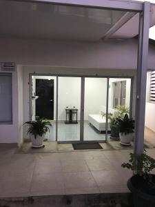 un salon avec des portes en verre et des plantes en pot dans l'établissement Hotel Las Gaviotas, à San Andrés