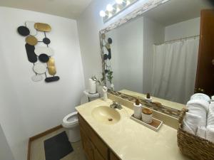 Uma casa de banho em Your Marietta Private Room & Bathroom