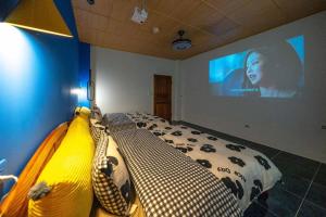 A television and/or entertainment centre at SKYPIEA Villa 空島五館-萬國 宜蘭包棟民宿l電動麻將l烤肉BBQl聚會