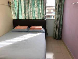 Tempat tidur dalam kamar di Chai Leng Park homestay Sri Muniswarar Temple 3