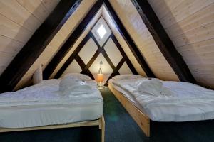 2 Betten in einem Zimmer mit Dachgeschoss in der Unterkunft Hotel Kleine Radlerherberge in Möckmühl
