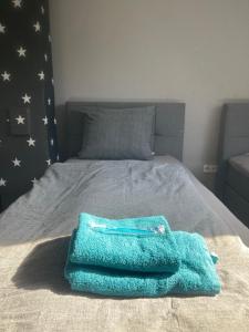 a blue towel sitting on top of a bed at Apartment groß 4 Zimmer in Essen