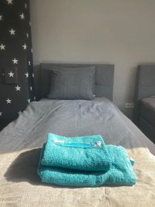 a blue bag sitting on top of a bed at Apartment groß 4 Zimmer in Essen