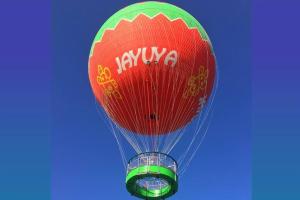 un globo de aire caliente rojo volando en el cielo en Jayuya Cozy Aparment with Wi-Fi, Free Parking and AC en Jayuya
