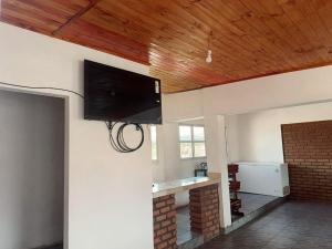 Una sala de estar con un televisor de pantalla plana en una pared. en Doña Guada, en Humahuaca