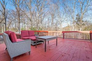 un patio con 2 sillas y una mesa en una terraza en Renovated 3BR Retreat with Large Patio & Grill, en Charlotte