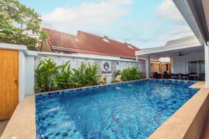 芭達雅南區的住宿－Pattaya Private Villa - Pool,Sauna,Snooker,BBQ，一座房子后院的游泳池
