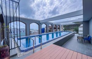สระว่ายน้ำที่อยู่ใกล้ ๆ หรือใน Benzen Villas Nha Trang