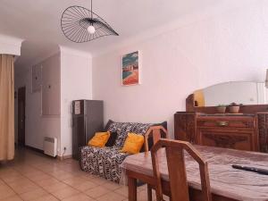 - un salon avec un canapé et une table dans l'établissement Appartement Collioure, 2 pièces, 4 personnes - FR-1-309-285, à Collioure
