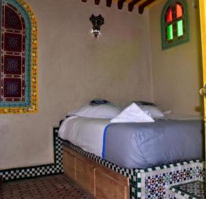 sypialnia z łóżkiem w pokoju w obiekcie Riad Razoli Sidi Fateh w mieście Rabat