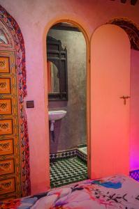 łazienka z łóżkiem i umywalką w pokoju w obiekcie Riad Razoli Sidi Fateh w mieście Rabat