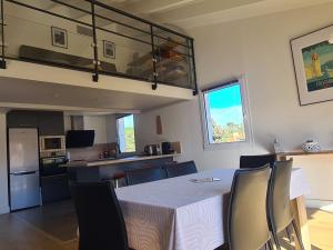 - une salle à manger et une cuisine avec une table et des chaises dans l'établissement Appartement Collioure, 3 pièces, 6 personnes - FR-1-309-431, à Collioure