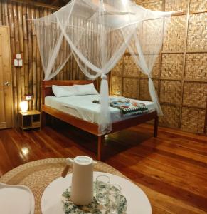 - une chambre avec un lit et une table avec un sidx dans l'établissement Kahoy Cottages, à Siquijor