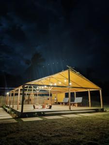 ein großes Gebäude mit einem Dach in der Nacht in der Unterkunft Kahoy Cottages in Siquijor