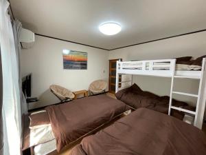 松山市にある道後の家のベッドルーム1室(ベッド2台、二段ベッド1組付)
