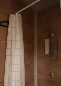 eine Dusche mit einem weißen Duschvorhang im Bad in der Unterkunft River's Edge at The White House on Bowman in Barrington