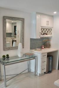 A kitchen or kitchenette at Stylish home