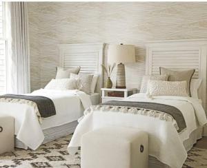 2 camas en un dormitorio con paredes blancas en Stylish home, en Dania Beach
